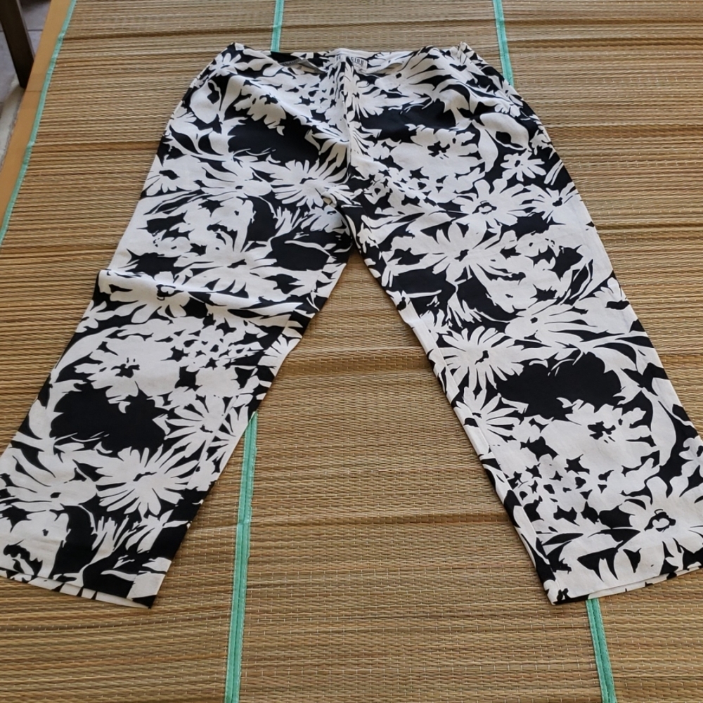 Women's black white floral pattern linen capri